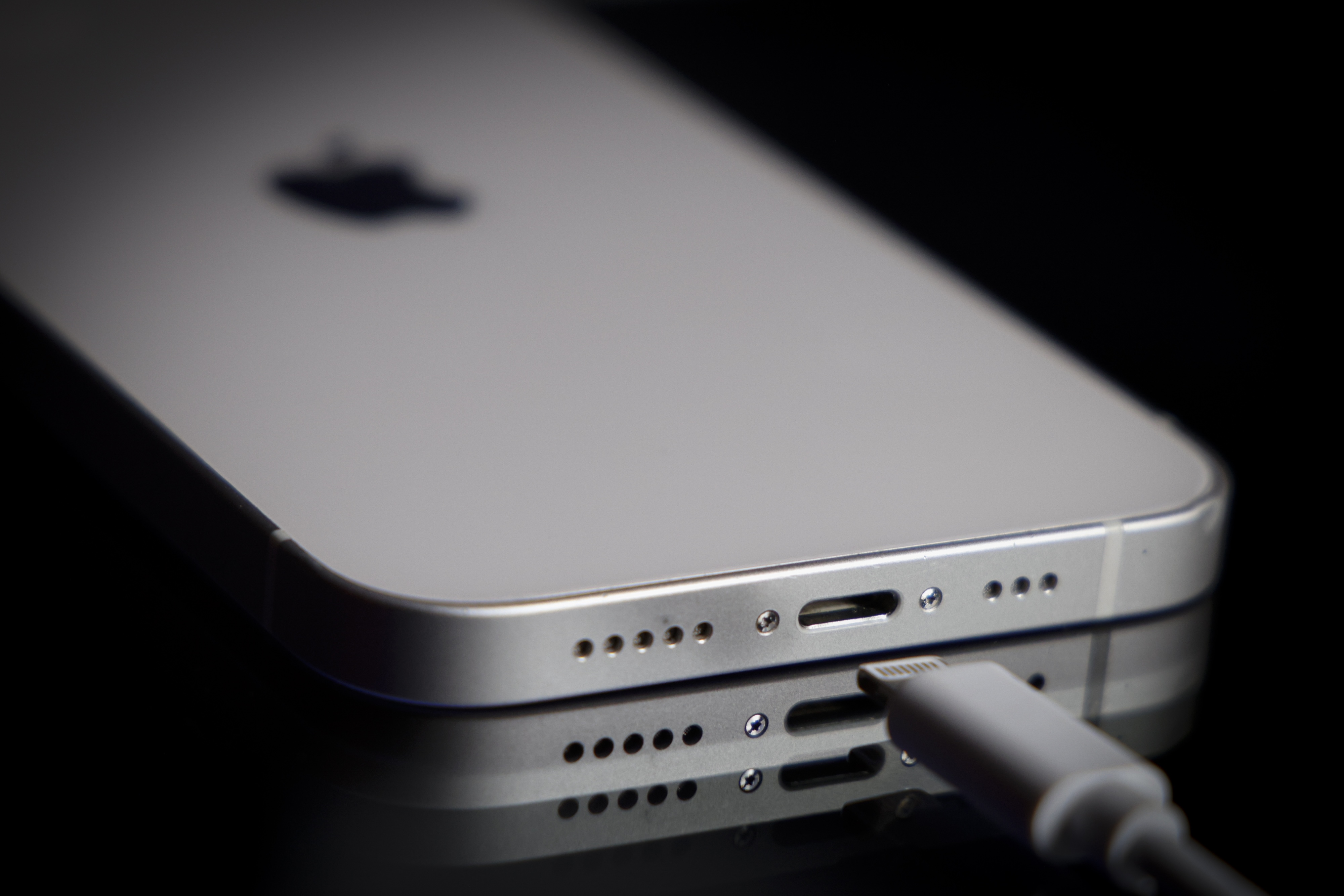 A new unpatchable flaw in Apple chips opens the door to an iPhone jailbreak
