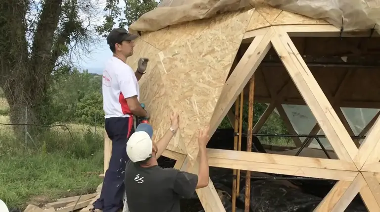 Una pareja se construye su propia casa para vivir de forma más sostenible