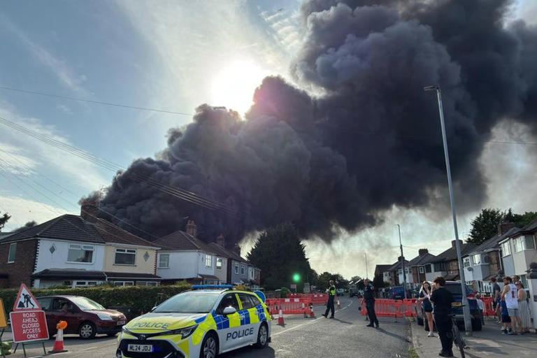 widnes-fire-rages-as-multiple-explosions-heard-and-smoke-visible-for