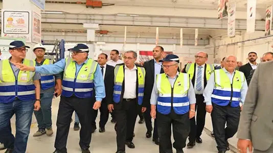 نائب رئيس الوزراء يتفقد النصر للسيارات (4)