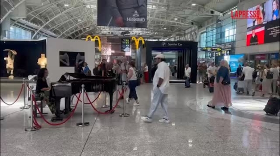 La Turandot in aeroporto a Cagliari: il flash mob fra trolley e applausi