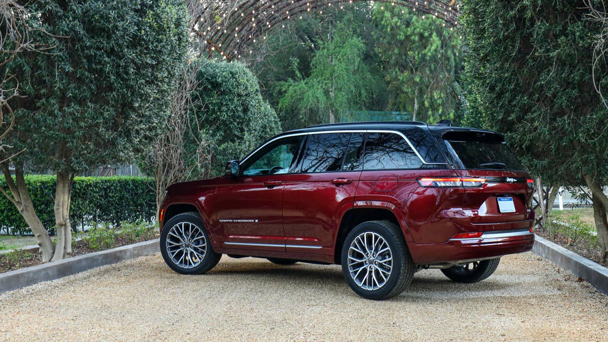 2026-jeep-grand-cherokee-summit-in-velvet-red-and-black-2-tone-rear-angled-view