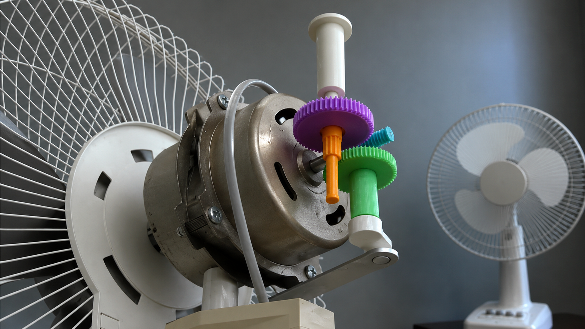 How does an oscillating fan work?
