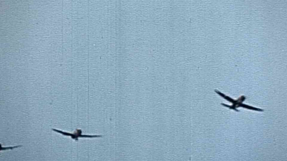 Vanishing UFOs spotted during WWII | Ancient Aliens