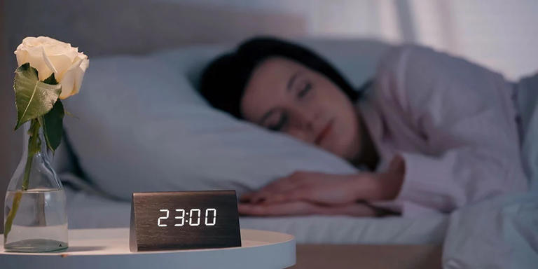 Thường xuyên thức sau 23h có thể làm rối loạn đồng hồ sinh học, giảm chất lượng giấc ngủ và đẩy nhanh quá trình lão hóa theo thời gian. Ảnh: Draliaba