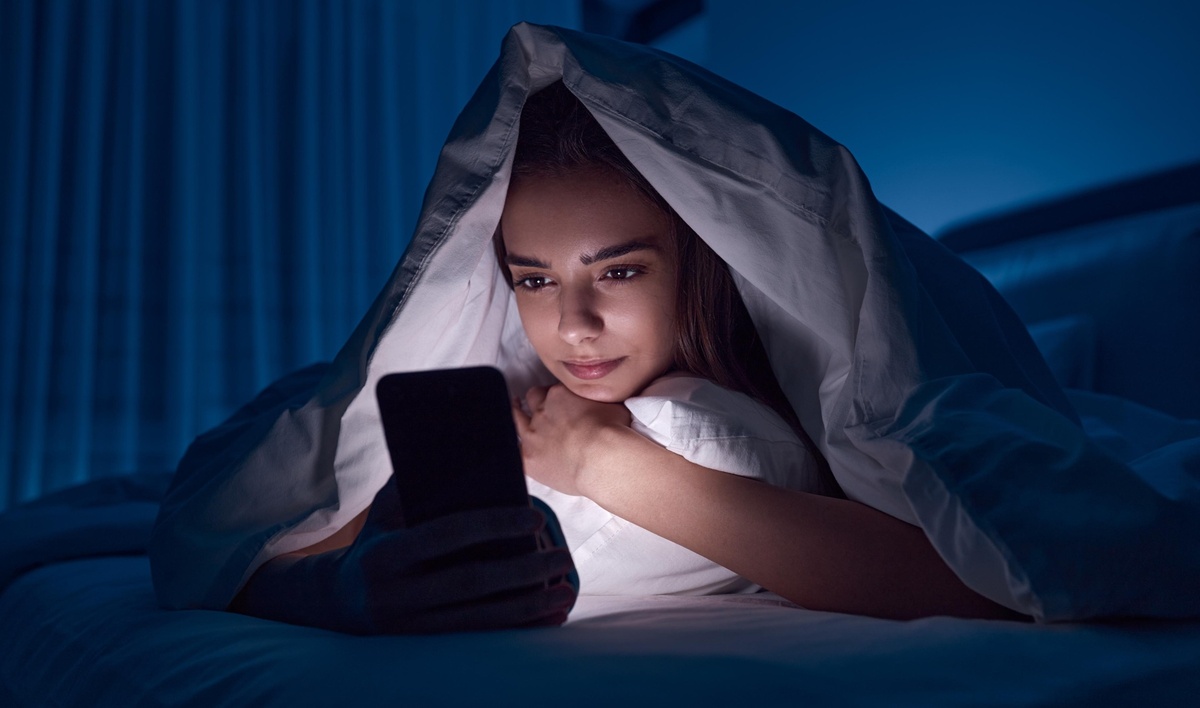 Ánh sáng xanh từ điện thoại có thể làm giảm sản xuất melatonin, khiến bạn khó ngủ sâu và ảnh hưởng đến quá trình phục hồi tế bào ban đêm. Ảnh: Health
