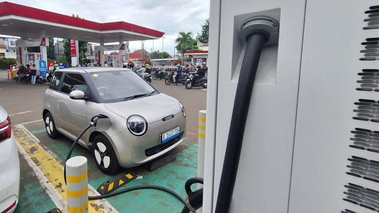 Ladies ingin pakai Changan Lumin untuk mobilitas? Segini biaya charge ...