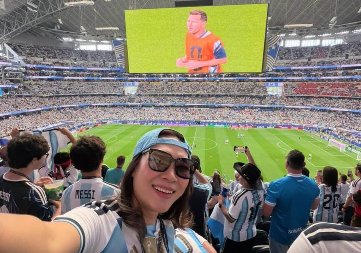 Hai sao nữ Việt sang Mỹ xem World Cup: Người là NSƯT, người là ca sĩ đình đám