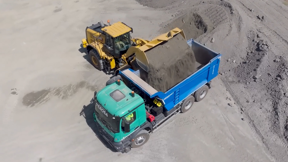 Powerful material loading operation at full capacity