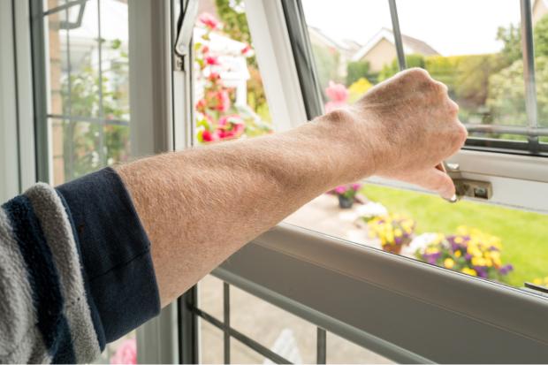 What time should I open windows at home during a heatwave? How to keep ...