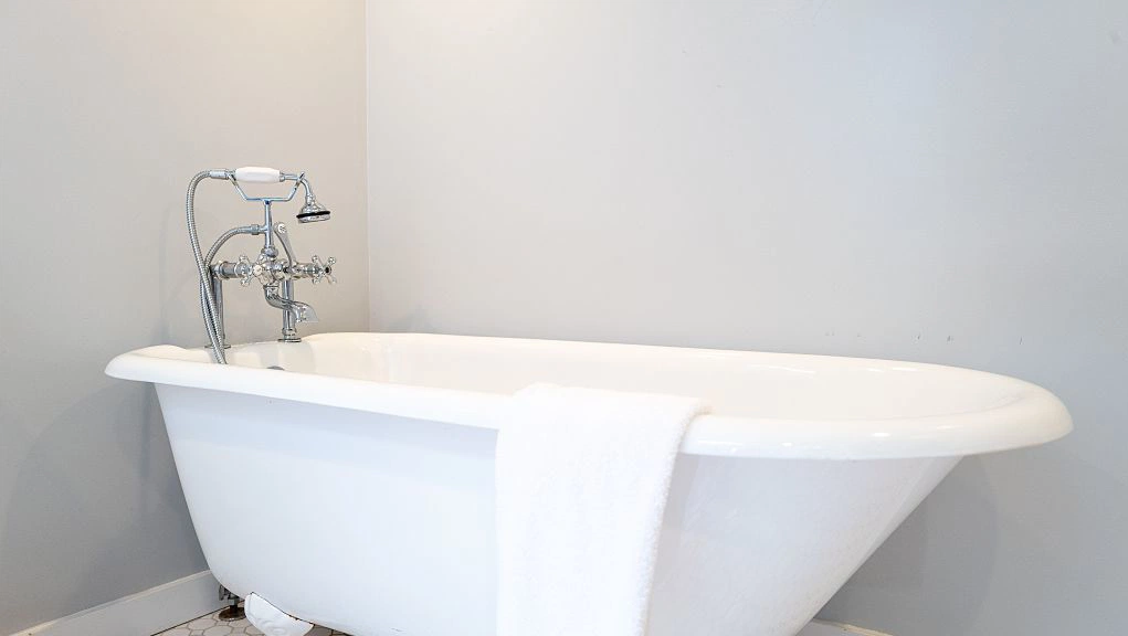 Victorian bathroom style meets modern living — free download
