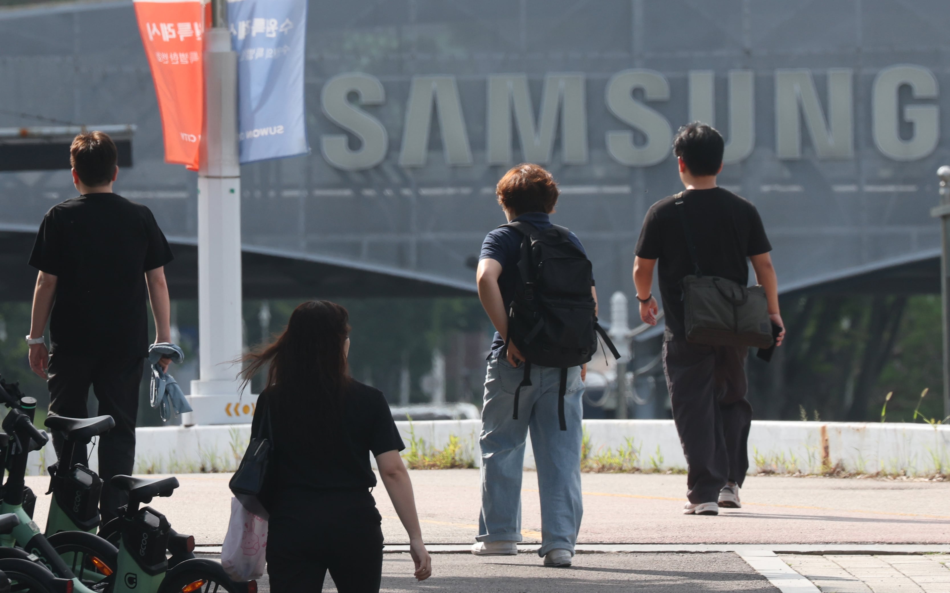 Samsung Electronics offers half bonuses to overseas trainees
