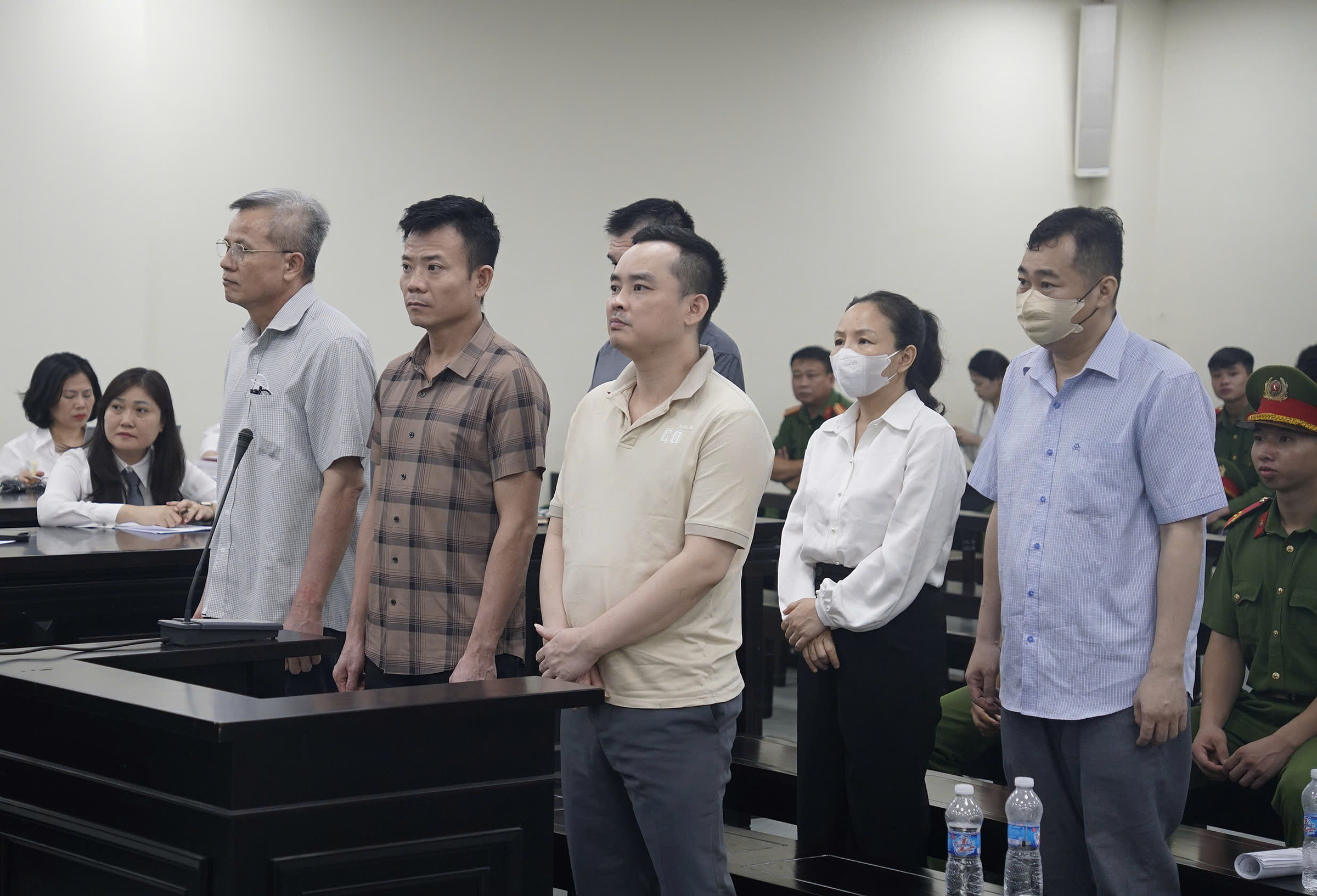 Cựu giám đốc khai 'đi mổ u vẫn bị sếp thúc đòi chia tiền tham ô'