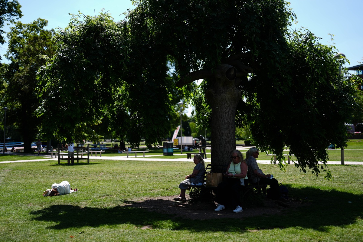 Heatwave school closures: Red weather warning issued as 40C ...