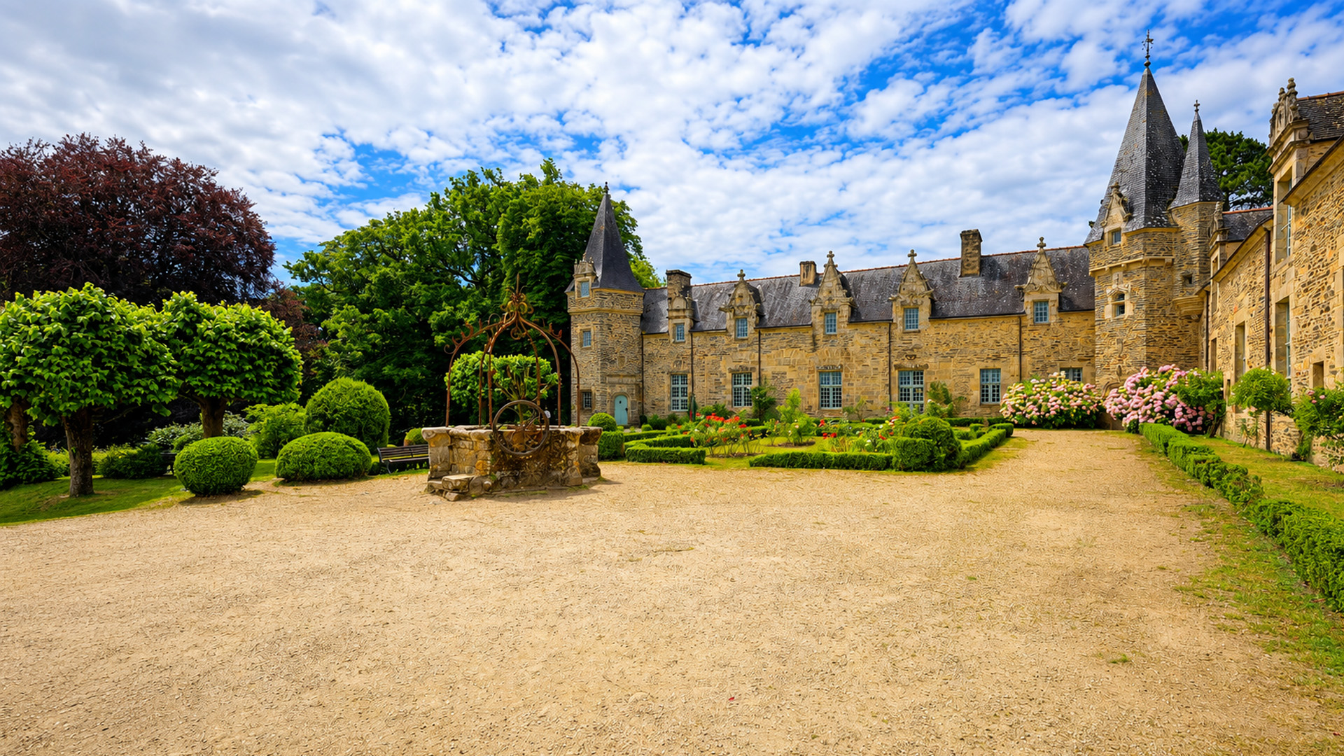 Rochefort en Terre feels timeless in the heart of France (4K)