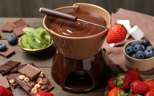 Descobri a melhor receita de fondue de chocolate e o segredo para ele ...