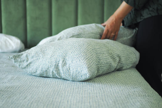 La vida útil de una almohada depende de su material, uso y cuidados de limpieza.