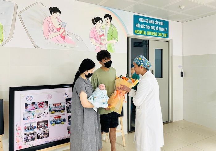 Bệnh viện Phụ sản Nhi Đà Nẵng nuôi sống bé gái 720 gram của du khách Singapore