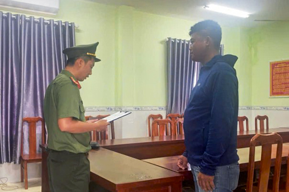 Tàng trữ súng để săn chim, nam thanh niên làm bạn bị thương