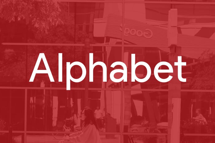 Alphabet's Google Cloud Backlog Surges to $462 Billion: Should You Buy the Stock?