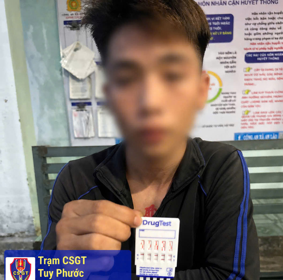 Chặn xe vi phạm, công an phát hiện 2 thanh niên dương tính với ma túy