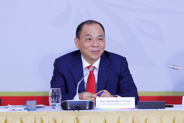 LPBank thưởng nhân viên 680.000 đồng chào mừng cổ đông mới Phạm Nhật Vượng.