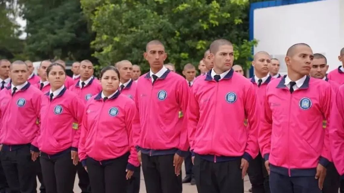 Polémica por el uniforme rosa: proponen que el azul de la Policía solo ...