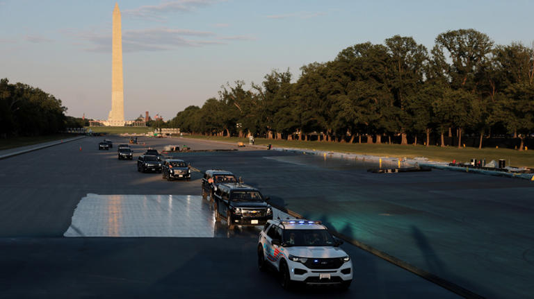 Trump's motorcade driving across the Lincoln Memorial reflecting pool ...