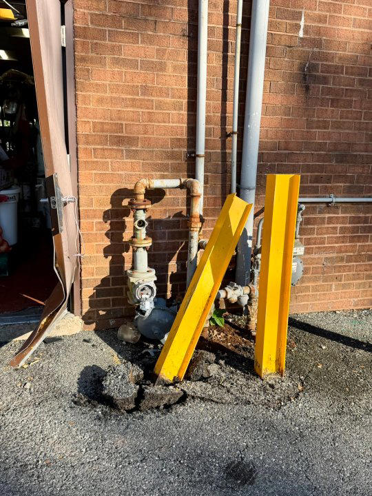 Car hits gas line, causing leak at Gaithersburg Plaza