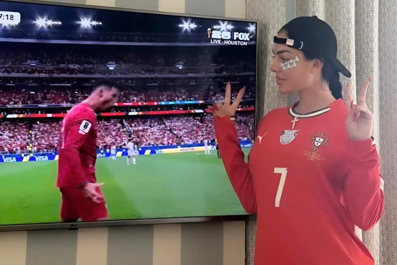 Bạn gái ăn mừng bàn thắng của Ronaldo