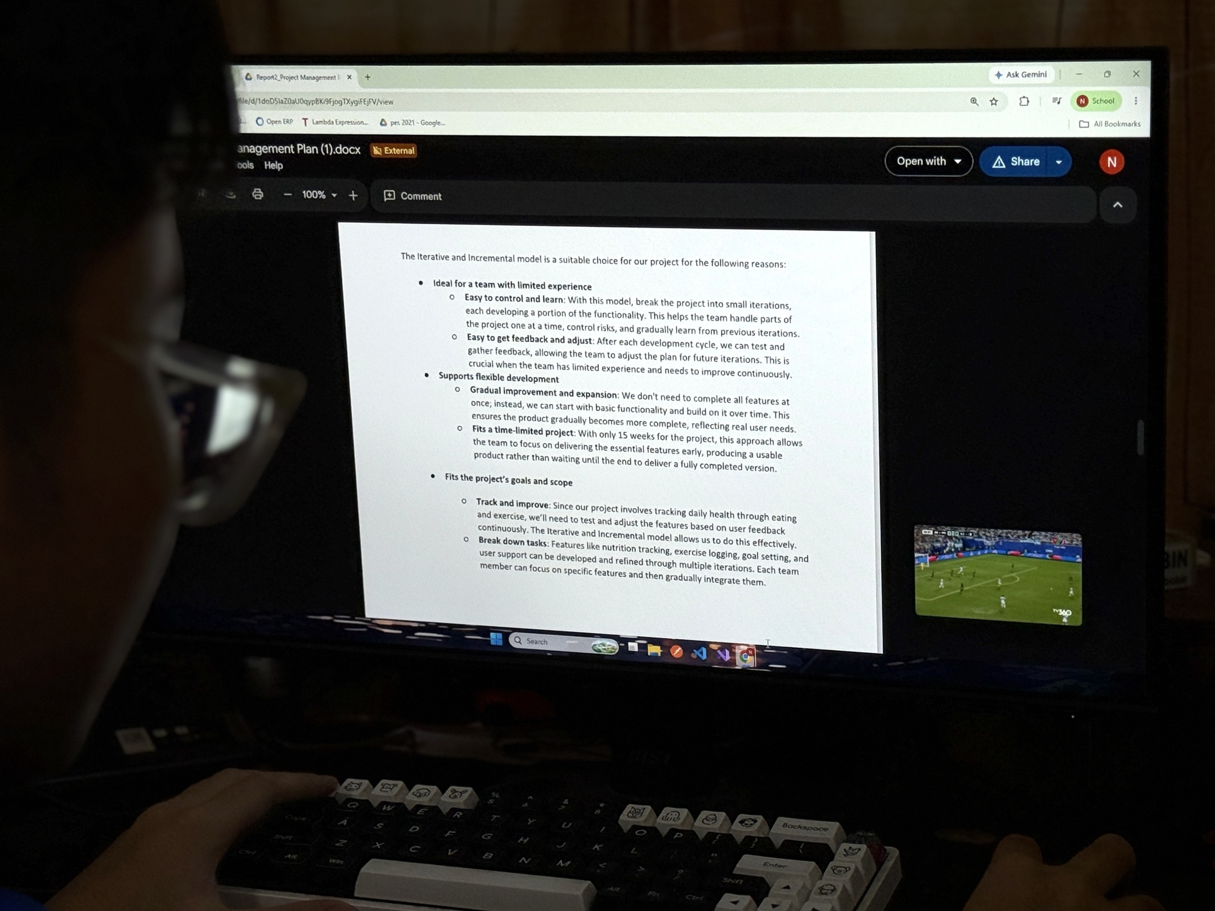 Dân văn phòng 'lách luật' để xem World Cup