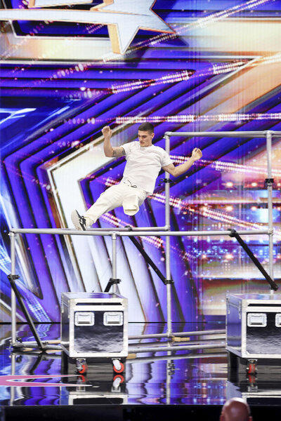 Watch: Simon Cowell awards his final golden buzzer of AGT 21 to Rubén ...