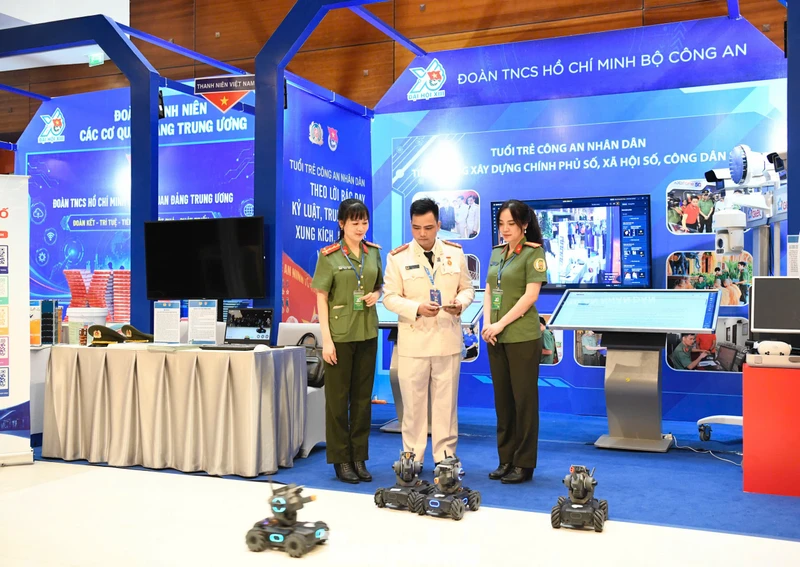 Trải nghiệm bắn súng, tháo lắp vũ khí và robot tuần tra thông minh tại Đại hội Đoàn XIII