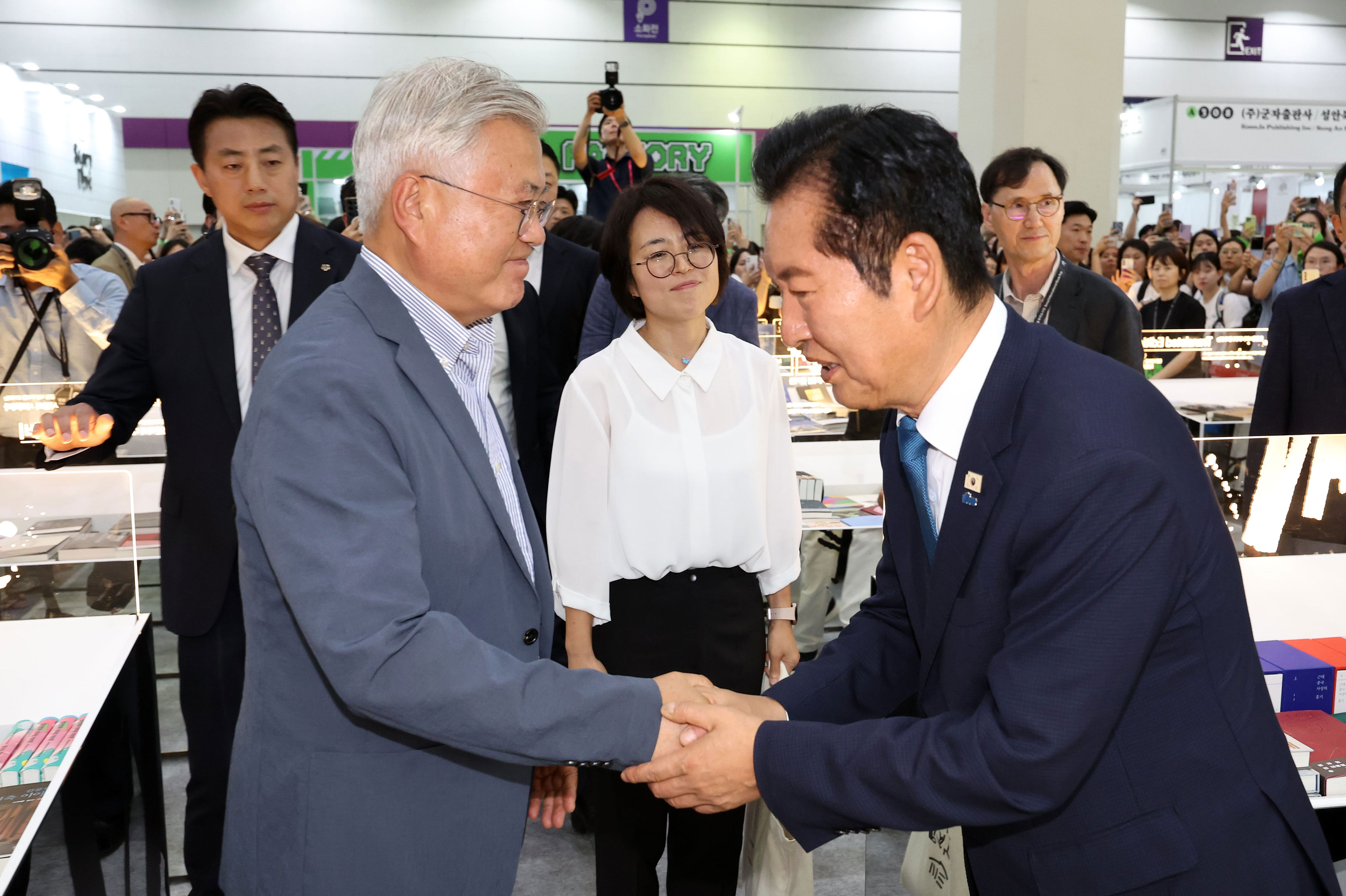 Former Democratic Party leader Jung Chung-rae meets ex-president Moon ...