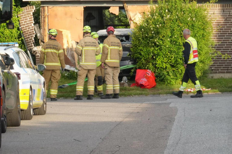 Personbil rammer ind i parcelhus under politijagt og dræber beboer