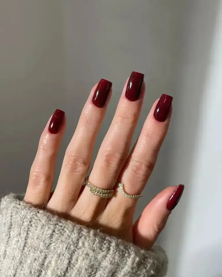 10 ideas de uñas color vino que rejuvenecen las manos