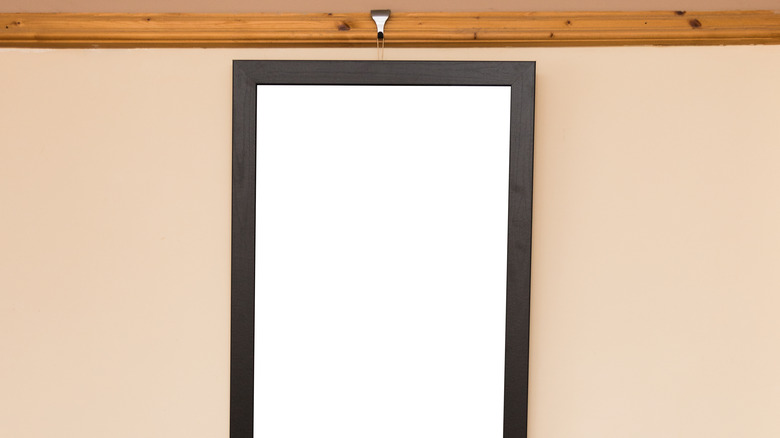 The best way to hang picture frames on the brick wall in your home