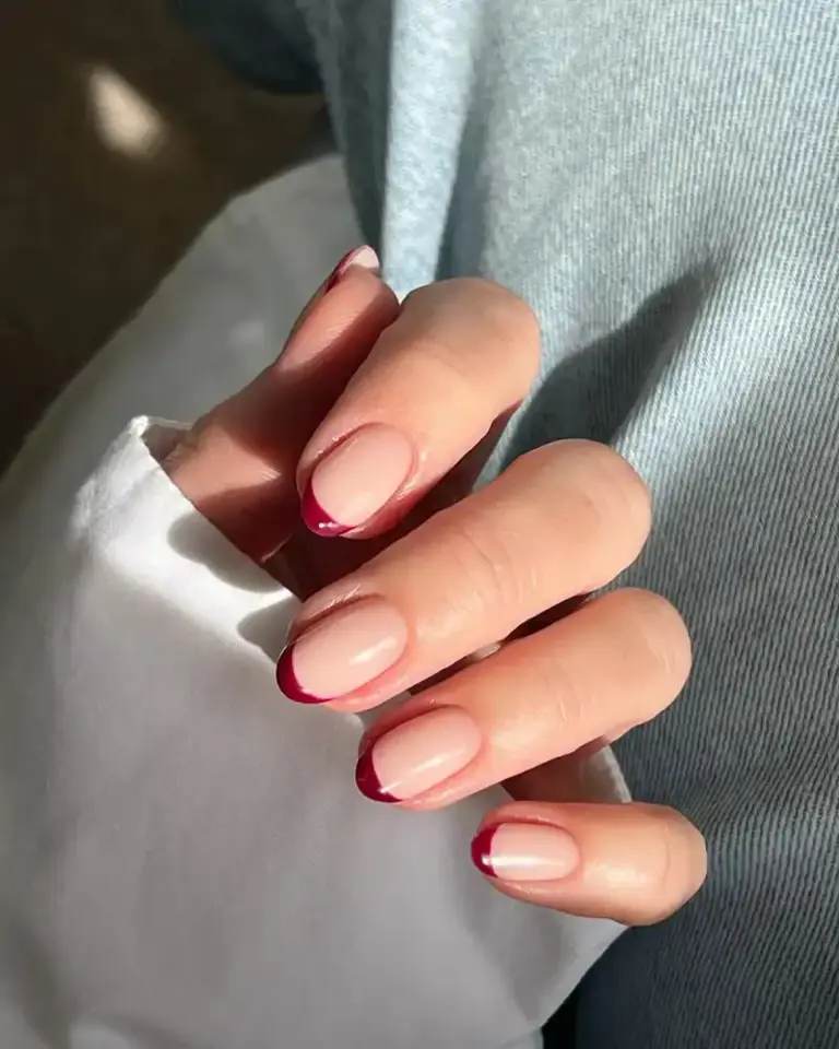 10 ideas de uñas color vino que rejuvenecen las manos