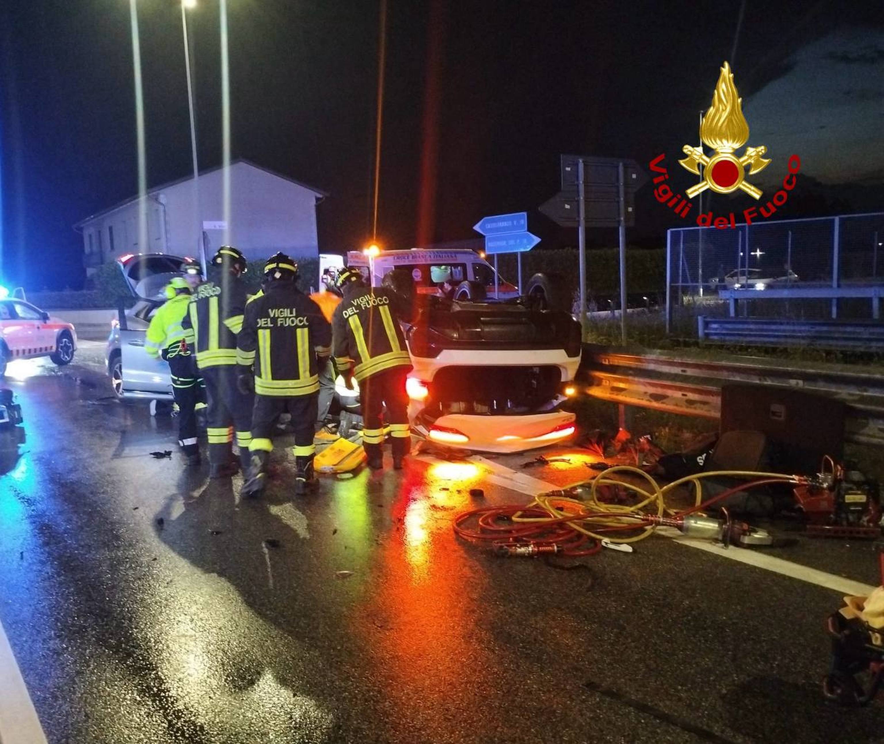 Scontro tra due automobili nel Trevigiano, un morto e sette feriti