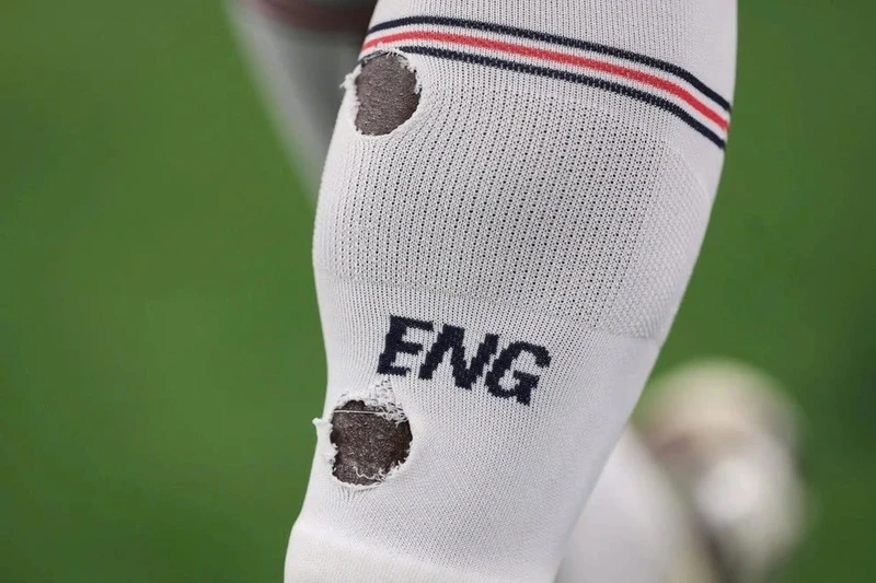 Vì sao cầu thủ World Cup đi tất rách và giày hồng thi đấu?