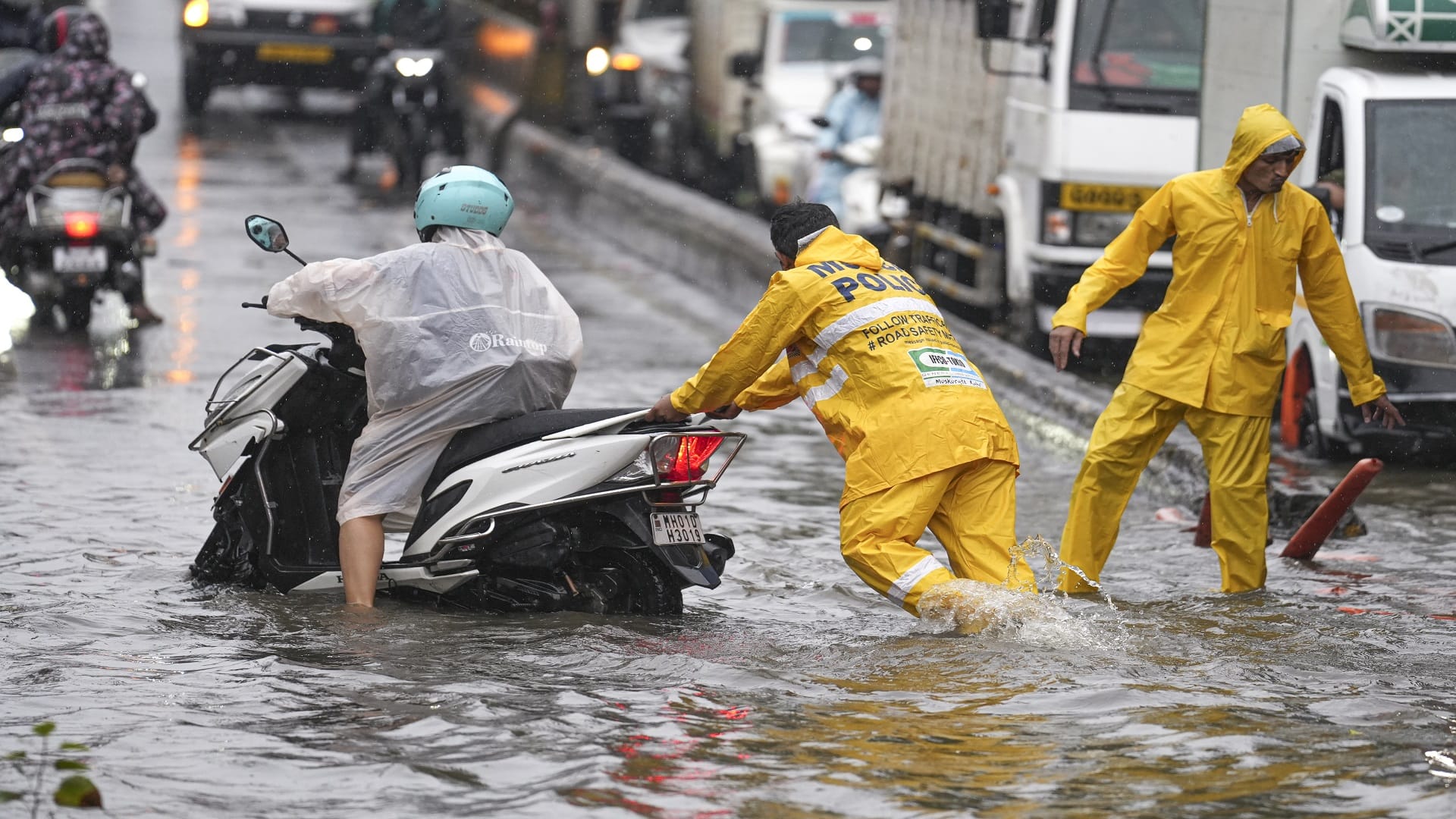 Maharashtra: Heavy rains lash Thane and Palghar; landslide at Malshej Ghat, tree falls reported