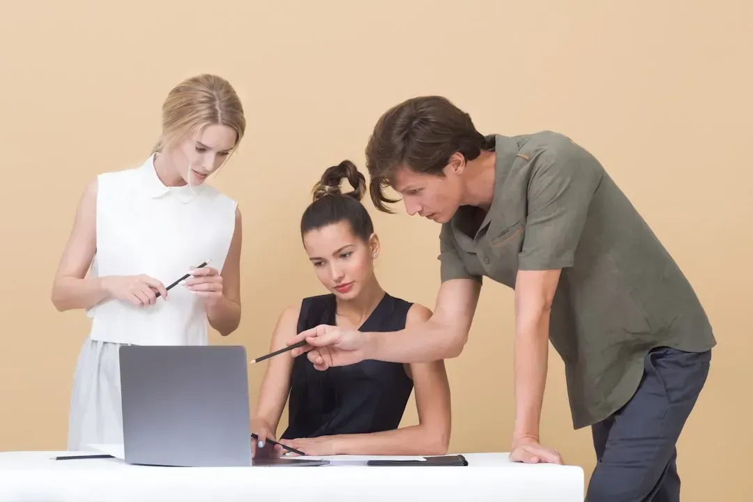 6 phrases that instantly alarm anyone in the room - and signal someone ...