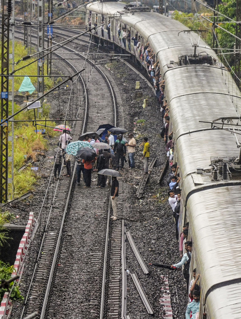 Heavy rains flood low-lying areas, disrupt trains in Mumbai; Sena, Cong ...