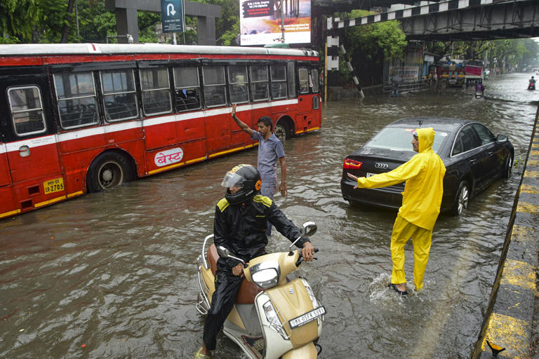 Heavy rains flood low-lying areas, disrupt trains in Mumbai; Sena, Cong ...