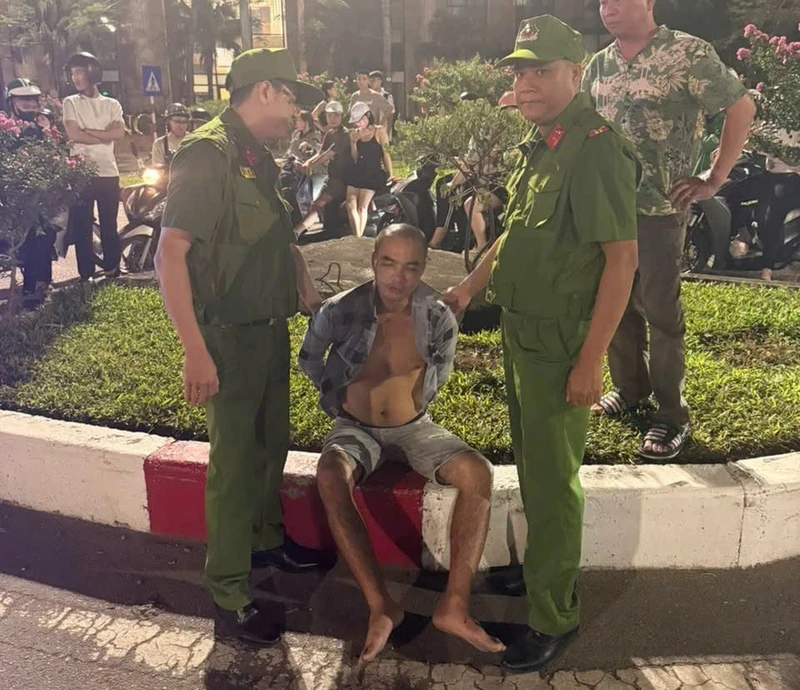 Hà Nội: Cảnh sát khống chế đối tượng dùng dao đuổi chém người đi đường