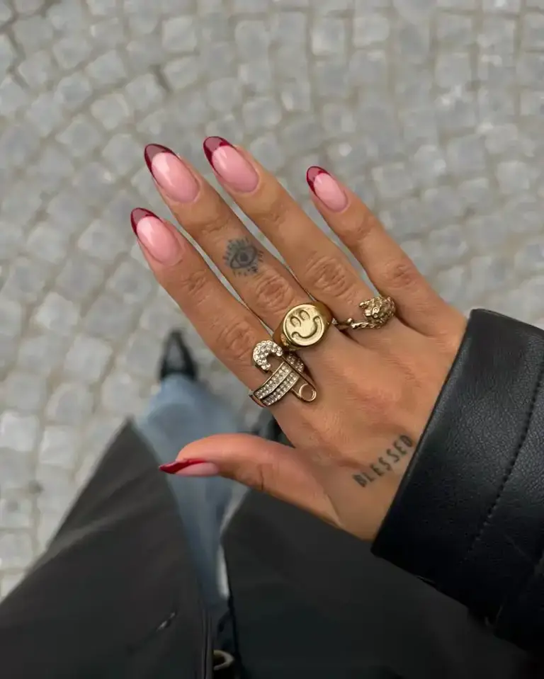 10 ideas de uñas color vino que rejuvenecen las manos