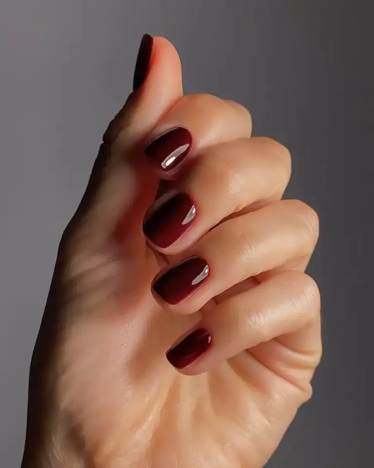 10 ideas de uñas color vino que rejuvenecen las manos