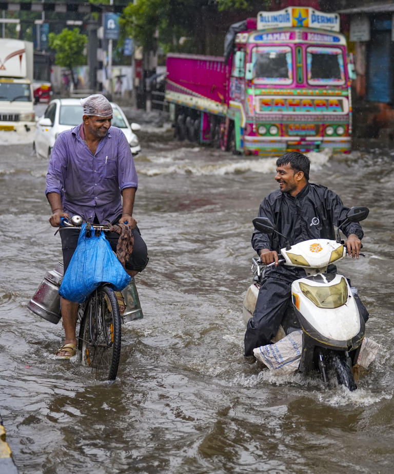 Heavy rains flood low-lying areas, disrupt trains in Mumbai; Sena, Cong ...