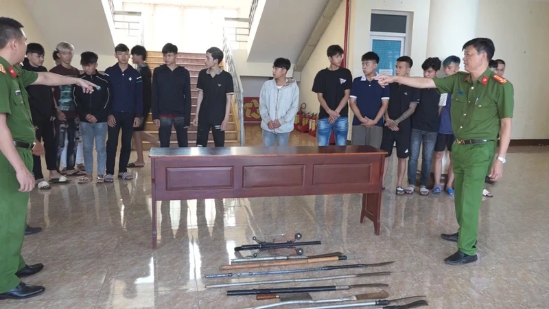 Hỗn chiến trong đêm khiến 2 người nhập viện