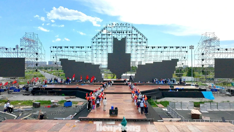 Hàng trăm nữ sinh Đại học Sư phạm Hà Nội khoe sắc trên sân khấu concert thanh xuân